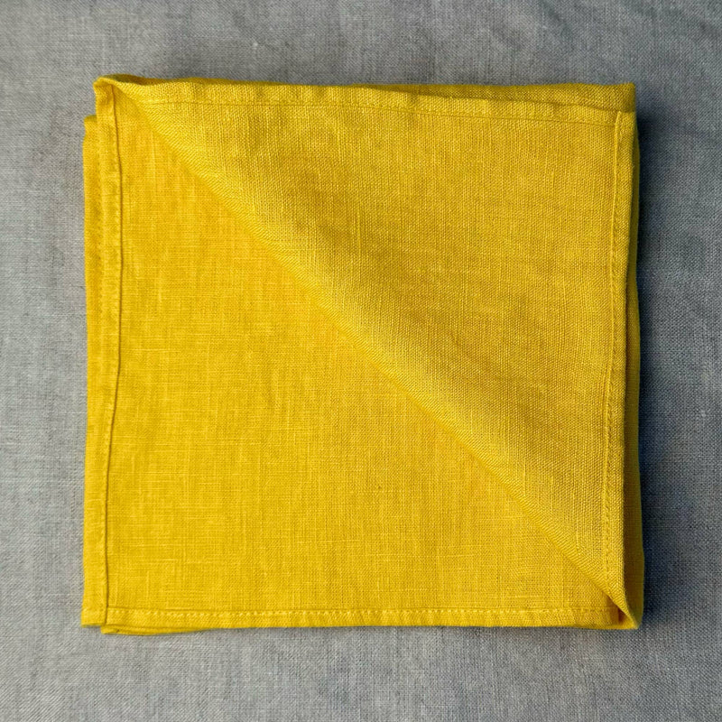 Laneni prtiček - sončno rumena barva, 42x42 cm